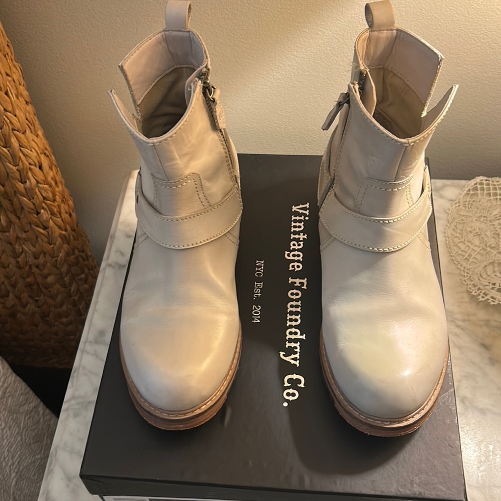 Vintage Foundry Morgan booties. Off white leather. EUC